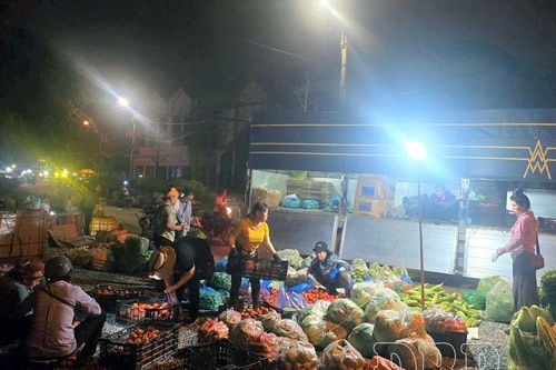 'Chợ không ngủ' giữa lòng thành phố