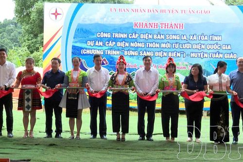 Tuần Giáo đóng điện công trình cấp điện bản Sông Ia, xã Tỏa Tình