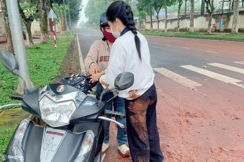 Cảnh sát giao thông Đồng Nai dùng xe tuần tra đưa nữ sinh bị té xe kịp đến hội đồng thi