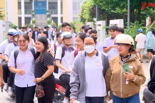 Không khí ngày thi đầu tiên kỳ thi tốt nghiệp THPT tại Biên Hòa