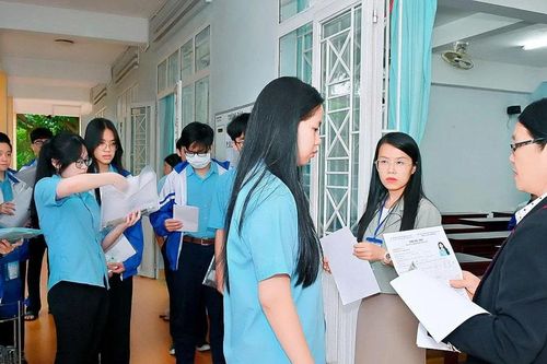 Sĩ tử Gia Lai hào hứng bước vào ngày thi tốt nghiệp THPT đầu tiên