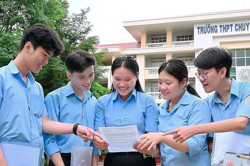 Nhiều cảm xúc với 'bầu trời Tổ quốc' trong đề thi Ngữ văn