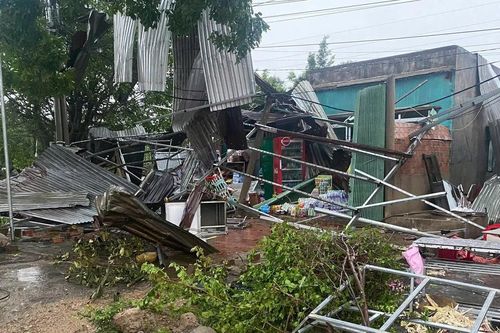Đak Pơ: Mưa lớn kèm gió lốc làm tốc mái 38 căn nhà