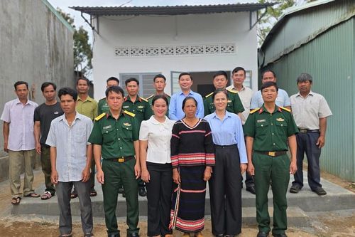 Bàn giao nhà tình nghĩa do Chủ tịch UBND tỉnh Rah Lan Chung hỗ trợ xây dựng tại làng Ia Lang
