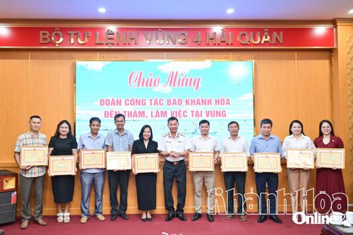 Vùng 4 Hải quân khen thưởng 7 tập thể, 25 cá nhân của Báo Khánh Hòa có thành tích trong chương trình Sức sống Trường Sa