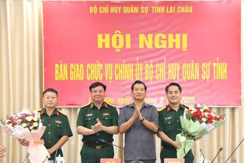 Bàn giao chức vụ Chính ủy Bộ Chỉ huy Quân sự tỉnh