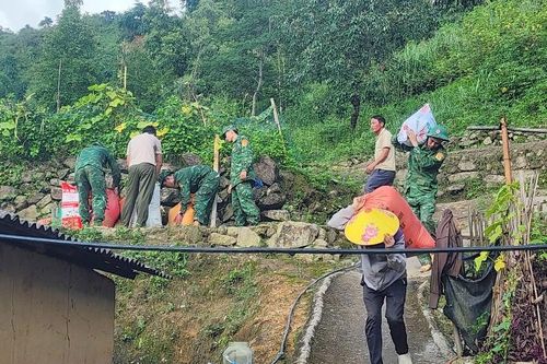 Nổ bình ắc quy gây cháy nhà dân