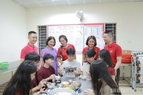 Tiếp sức sĩ tử tại Trường Trung học phổ thông Dân tộc nội trú tỉnh