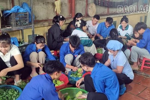 Bữa cơm ấm lòng sĩ tử