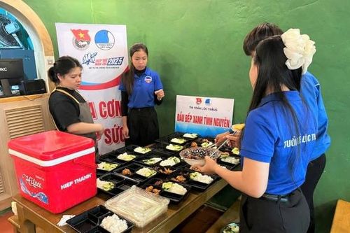 Bảo Lâm: Thanh niên tình nguyện tặng học bổng và nấu cơm miễn phí tặng sĩ tử khó khăn