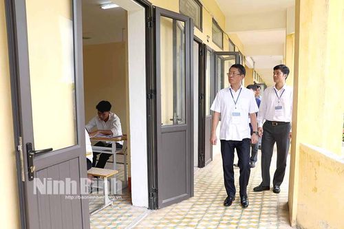 Đồng chí Phó Chủ tịch Thường trực UBND tỉnh kiểm tra công tác coi thi Kỳ thi tốt nghiệp THPT năm 2025