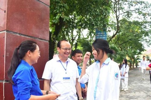 Những hình ảnh đẹp trong ngày thi đầu tiên Kỳ thi tốt nghiệp THPT năm 2025