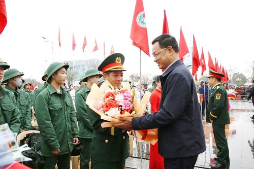 Chú trọng lãnh đạo xây dựng lực lượng vũ trang vững mạnh toàn diện