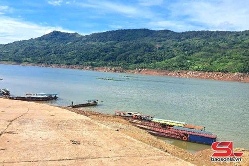 Tạm dừng hoạt động bến phà Nậm Ét