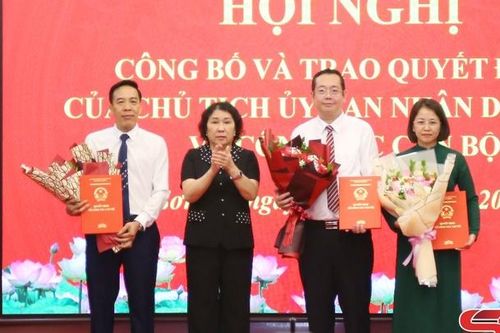 UBND tỉnh công bố các quyết định về công tác cán bộ