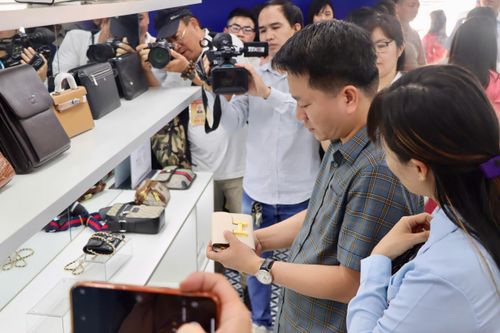 Nhận diện hàng giả, xâm phạm sở hữu trí tuệ tại phòng trưng bày 62 Tràng Tiền