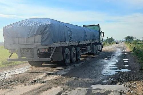 Nghệ An: Biển hạn chế tải trọng liên tục bị phá bỏ, xe tải khủng vẫn cày phá đường huyện