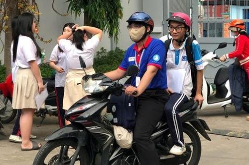 Thí sinh bị ngã, quên giấy tờ được CSGT và tình nguyện viên tiếp sức kịp thời đến điểm thi