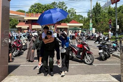 Cảnh sát cơ động cõng thí sinh gãy chân do tai nạn giao thông kịp giờ vào phòng thi