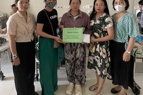 Thầy cô, phụ huynh góp tiền hỗ trợ học sinh bị tai nạn giao thông, gia cảnh khó khăn