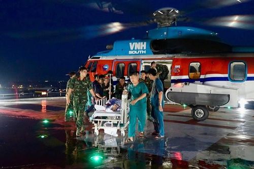 Trực thăng bay xuyên đêm đưa ngư dân nhiễm trùng ổ bụng từ Trường Sa về đất liền