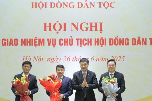 Phó Chủ tịch Quốc hội Vũ Hồng Thanh dự Hội nghị bàn giao nhiệm vụ Chủ tịch Hội đồng Dân tộc