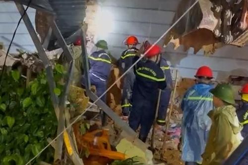Mưa lớn gây sập nhà dân, Cảnh sát điều xe chuyên dụng cứu nạn trong đêm