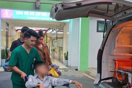 Thí sinh tại Sơn La đi thi bằng xe cứu thương sau ca mổ ruột thừa