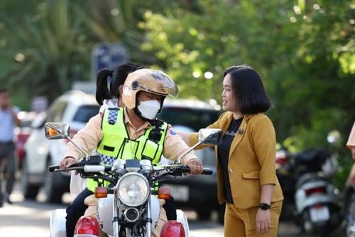 Thí sinh vắng mặt trước thời điểm phát đề thi được CSGT di chuyển cấp tốc