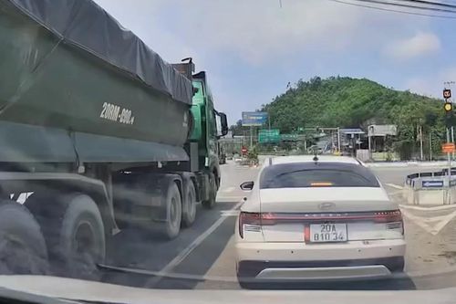 Xe ben đâm xe tập lái vì rơi vào điểm mù