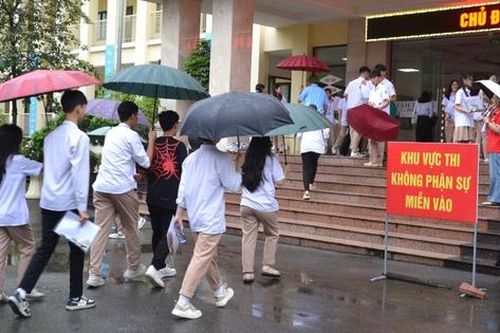 Hơn 9.200 thí sinh Lào Cai đội mưa đến phòng thi đúng giờ, an toàn để thi môn Ngữ văn