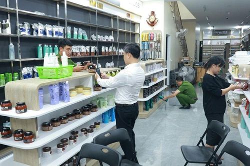 Phát hiện bí mật khủng bên trong 4 kho hàng ở Quảng Trị
