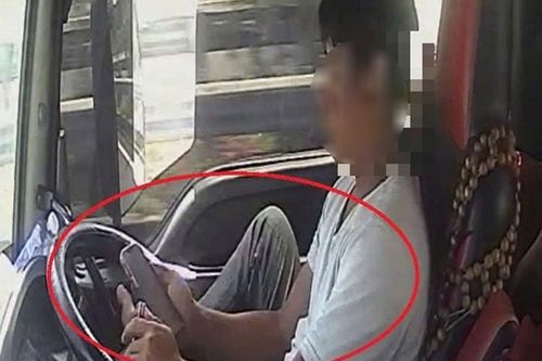 Mức phạt cho tài xế lái xe bằng một chân trên cao tốc, tay cầm điện thoại 'lướt' Tiktok