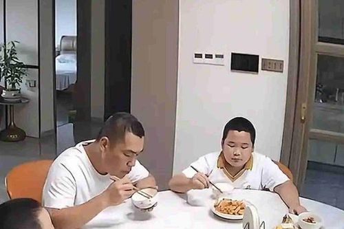 Clip: Động đất bất ngờ, cả nhà tháo chạy, riêng chàng béo vẫn cố gắp miếng thịt khiến dân mạng cười bò