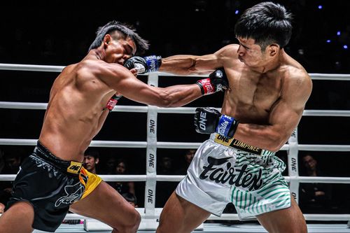 Tung 'cú đấm hủy diệt', võ sĩ muay Thái đang hung hăng đột nhiên ngã gục