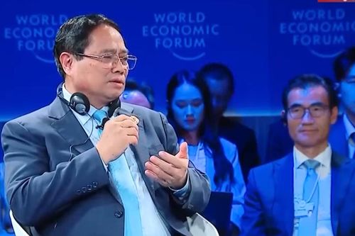 Nghe Thủ tướng trả lời loạt câu hỏi của Chủ tịch điều hành WEF