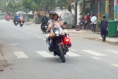 Quên CCCD, thí sinh được CSGT TP.HCM hỗ trợ về nhà lấy kịp thời