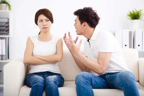 Thu nhập của tôi cao gấp 7 lần vợ nhưng cô ấy vẫn đòi chia việc nhà