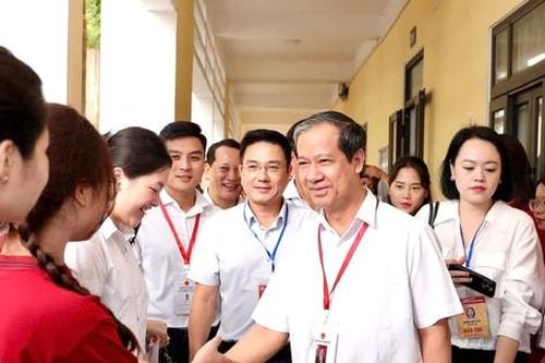 Bộ trưởng Bộ GD-ĐT Nguyễn Kim Sơn động viên thí sinh thi tốt nghiệp THPT