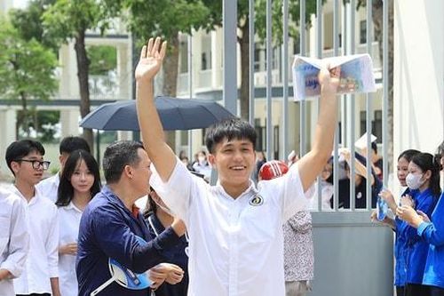 Thí sinh cười rạng rỡ sau khi hoàn thành bài thi ngữ văn