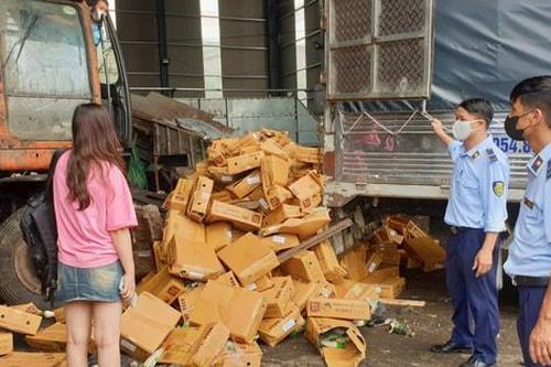 Quản lý thị trường Hà Nội: Giám sát việc tiêu hủy hơn 2,5 tấn nấm kim châm quá hạn sử dụng