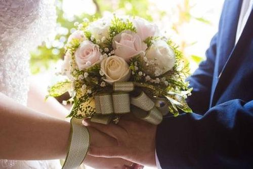 Vừa thấy người yêu cũ, chú rể bỏ mặc cô dâu để làm điều gây sốc toàn hội trường