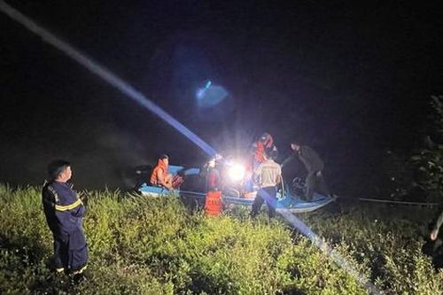 Tìm kiếm người đàn ông đuối nước khi đi bắt ốc