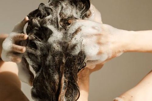 Nên gội đầu bao nhiêu lần mỗi tuần vào mùa hè để không làm tóc yếu?