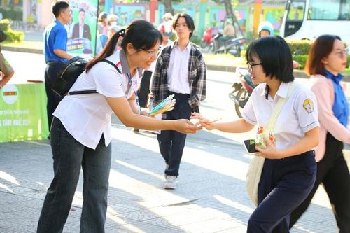 Thi tốt nghiệp THPT ở Huế: Môn Ngữ văn vắng 28 thí sinh, 1 em đến nhầm điểm thi
