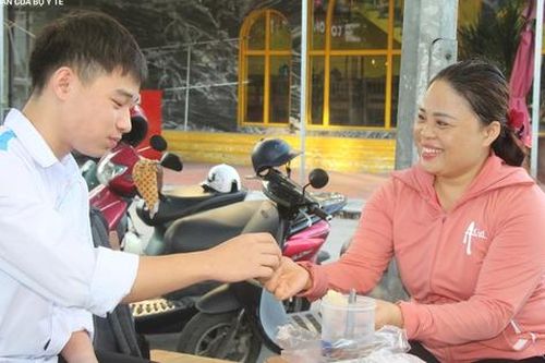 Kỳ thi tốt nghiệp THPT năm 2025 tại Quảng Ninh: Phụ huynh hồi hộp hơn cả sĩ tử