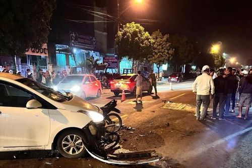 2 thanh thiếu niên đi xe máy tử vong thương tâm sau va chạm với ô tô con
