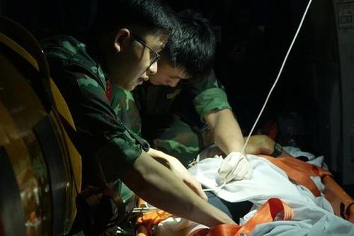 Ngư dân Quảng Ngãi thoát chết ngoạn mục khi bị thủng tạng trên biển