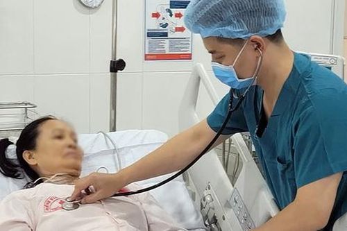 Khó thở, đau ngực, ngất cảnh giác với hẹp van động mạch chủ