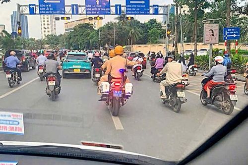 Bé 2 tháng tuổi sốt cao nghi nhiễm khuẩn được CSGT Hà Nội mở đường đến bệnh viện